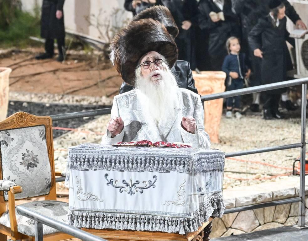 האדמו"ר מצאנז בקידוש לבנה במוצאי יום כיפור