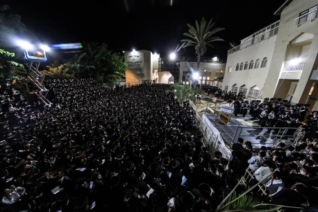 האדמו"ר מצאנז בקידוש לבנה במוצאי יום כיפור