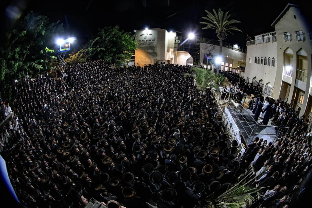 האדמו"ר מצאנז בקידוש לבנה במוצאי יום כיפור