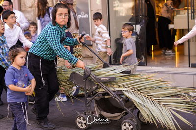 ילדי ירושלים בשוק ארבעת המינים