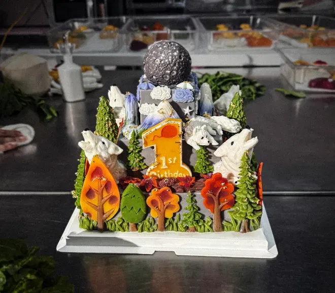 עוגת היום-הולדת שהוכנה לזאבים