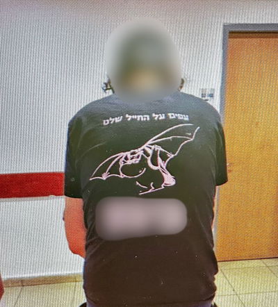 הנאשם עם החולצה שגנב