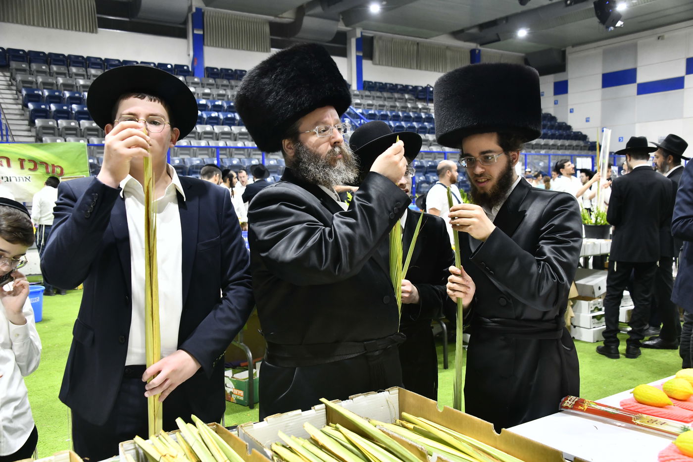 מראות ערב חג הסוכות בבני ברק