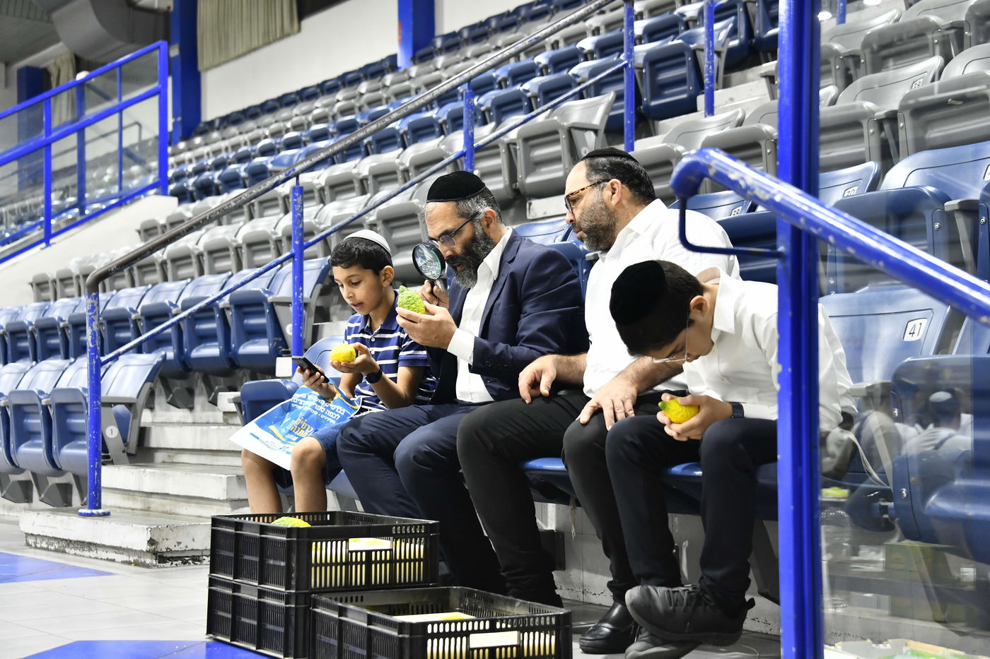 מראות ערב חג הסוכות בבני ברק