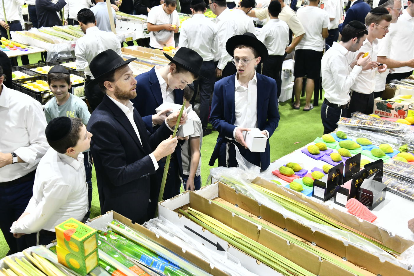 מראות ערב חג הסוכות בבני ברק