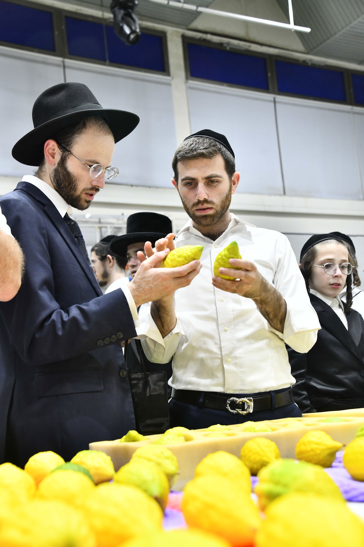 מראות ערב חג הסוכות בבני ברק