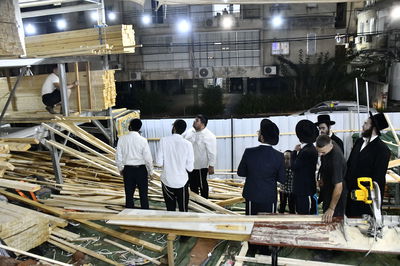 מראות ערב חג הסוכות בבני ברק