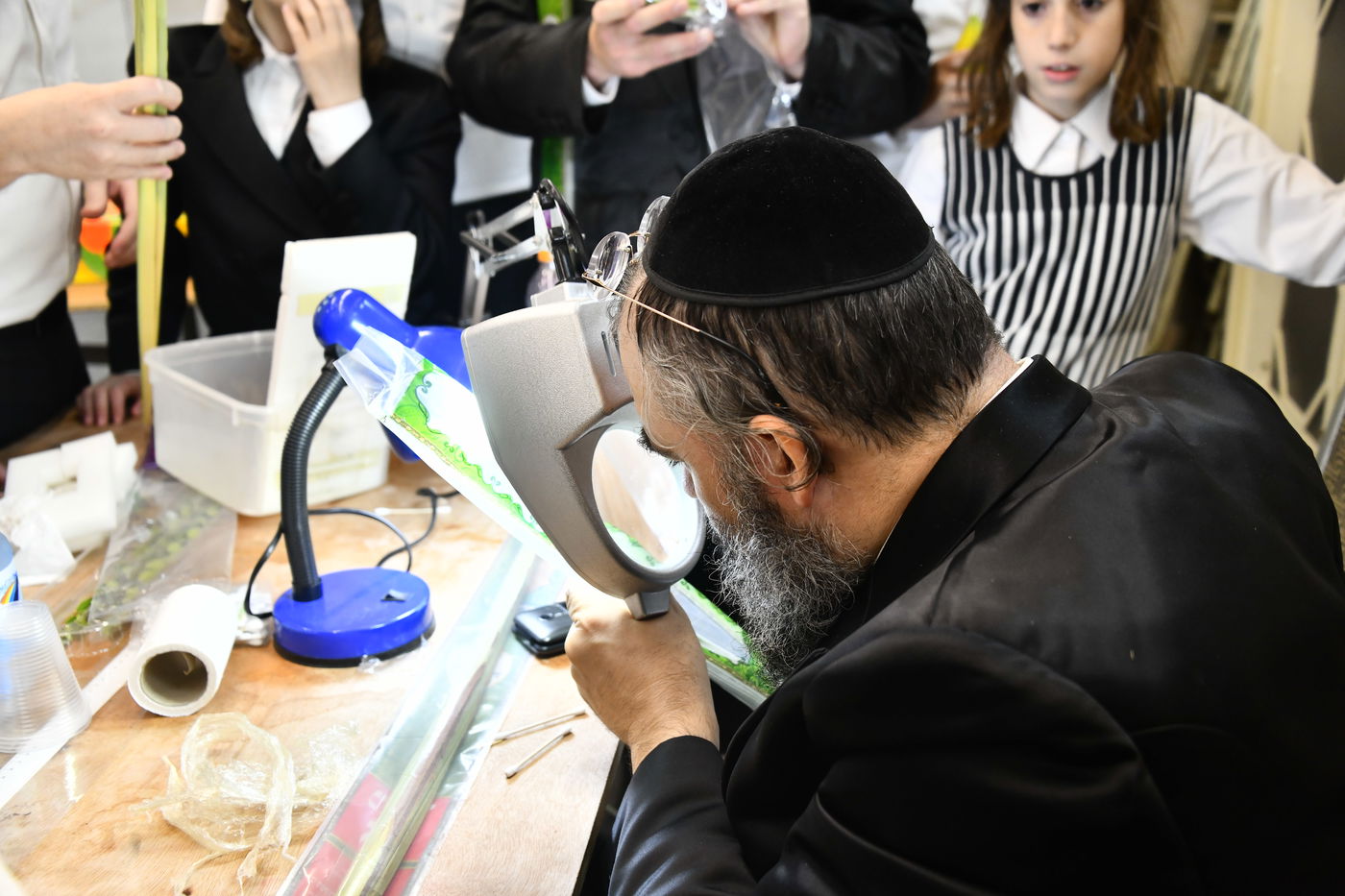 מראות ערב חג הסוכות בבני ברק