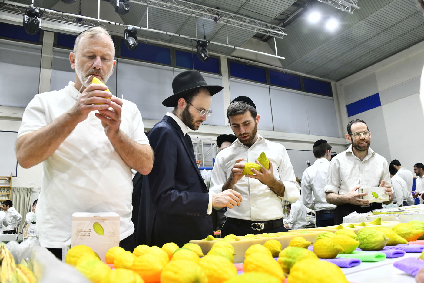 מראות ערב חג הסוכות בבני ברק