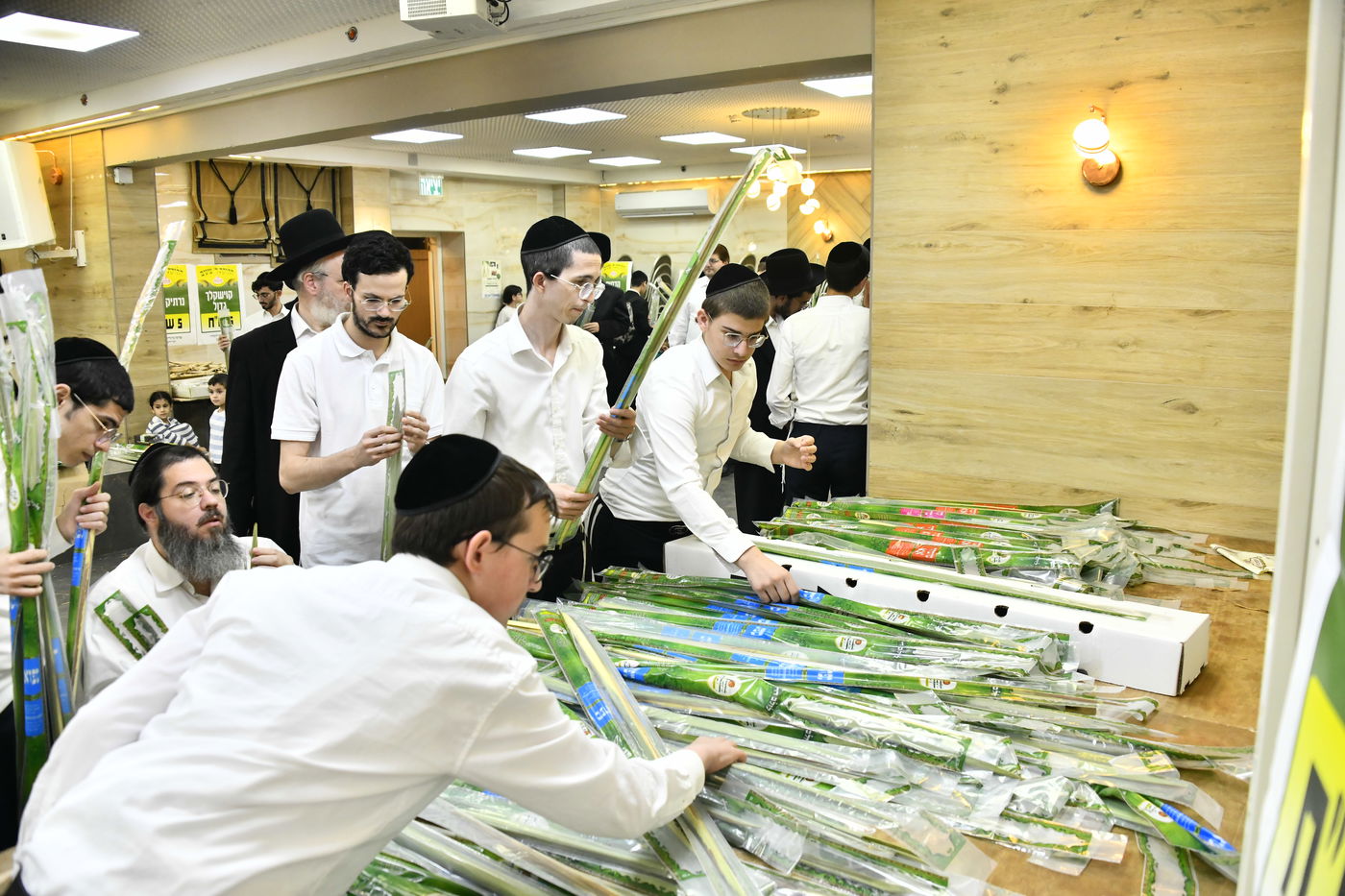 מראות ערב חג הסוכות בבני ברק