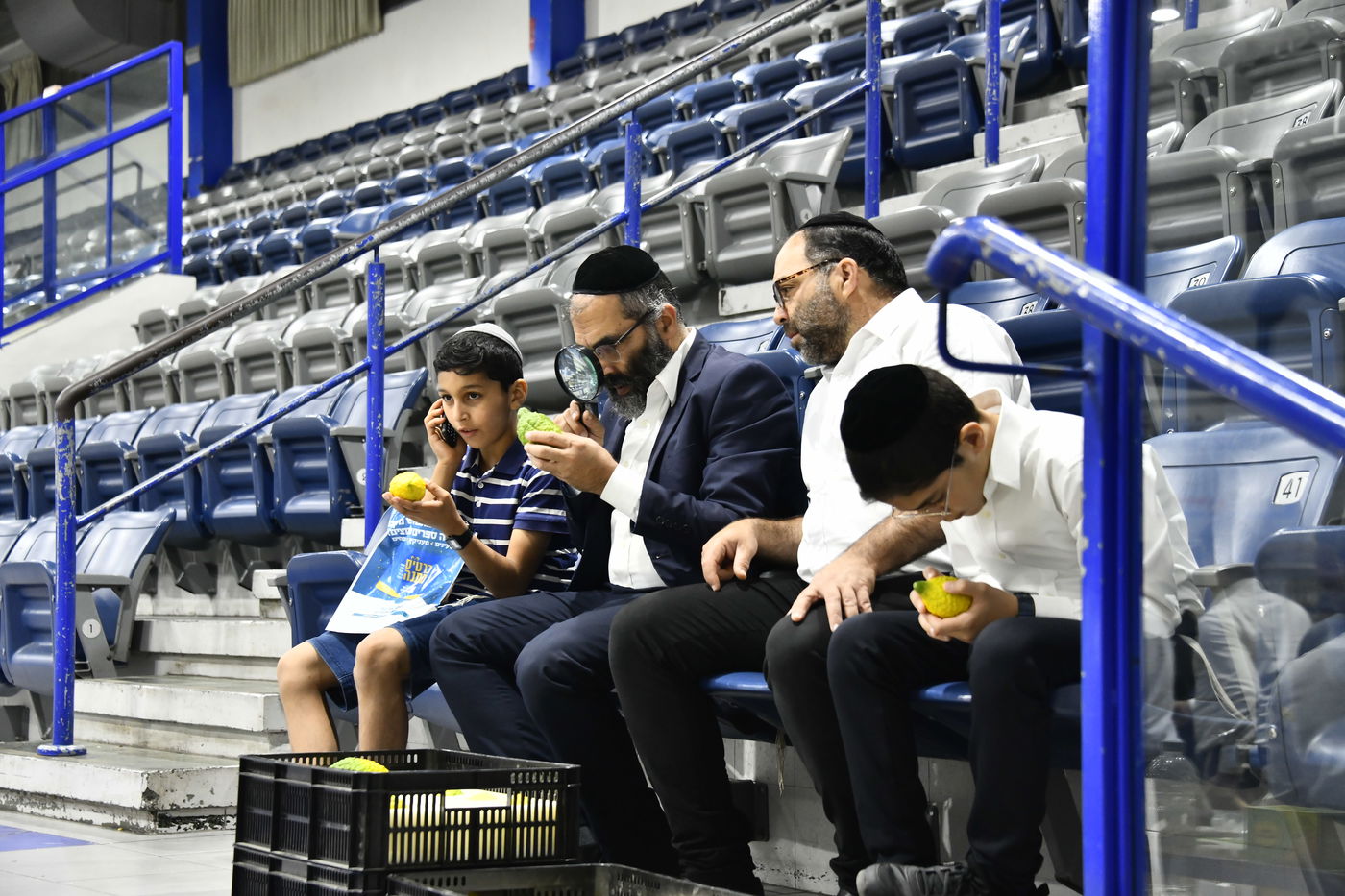 מראות ערב חג הסוכות בבני ברק