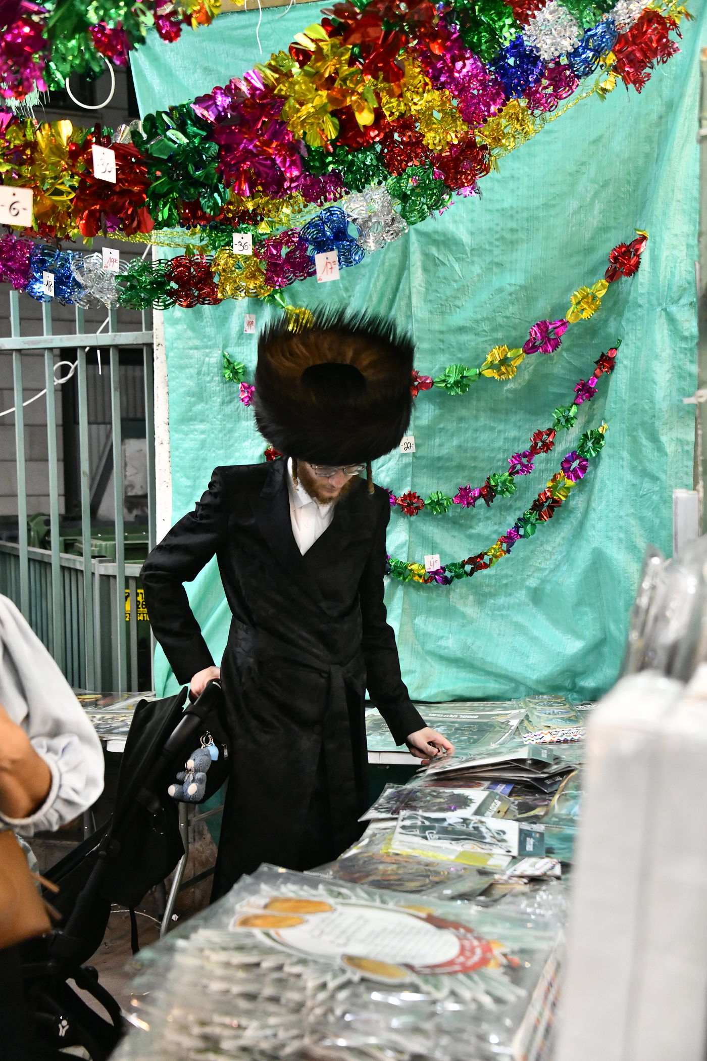 מראות ערב חג הסוכות בבני ברק