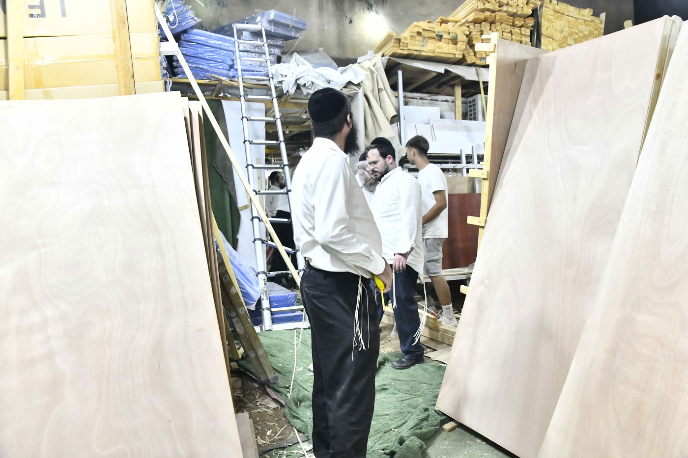 מראות ערב חג הסוכות בבני ברק