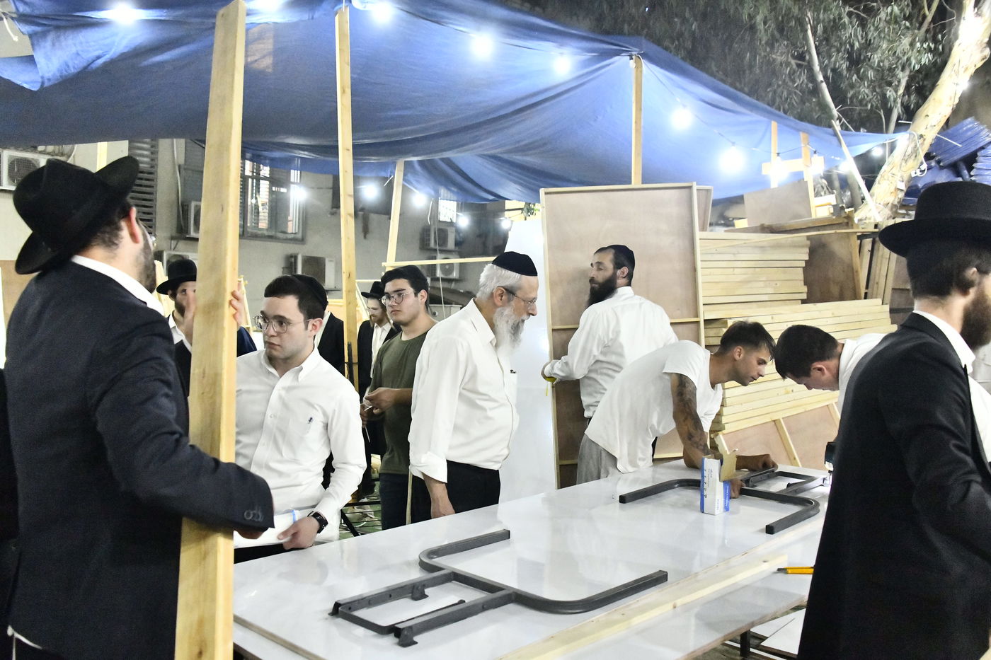 מראות ערב חג הסוכות בבני ברק