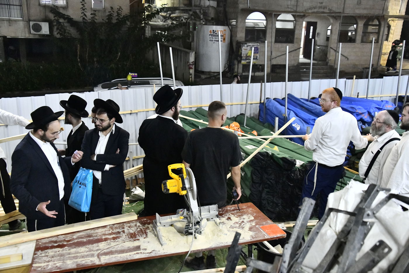 מראות ערב חג הסוכות בבני ברק