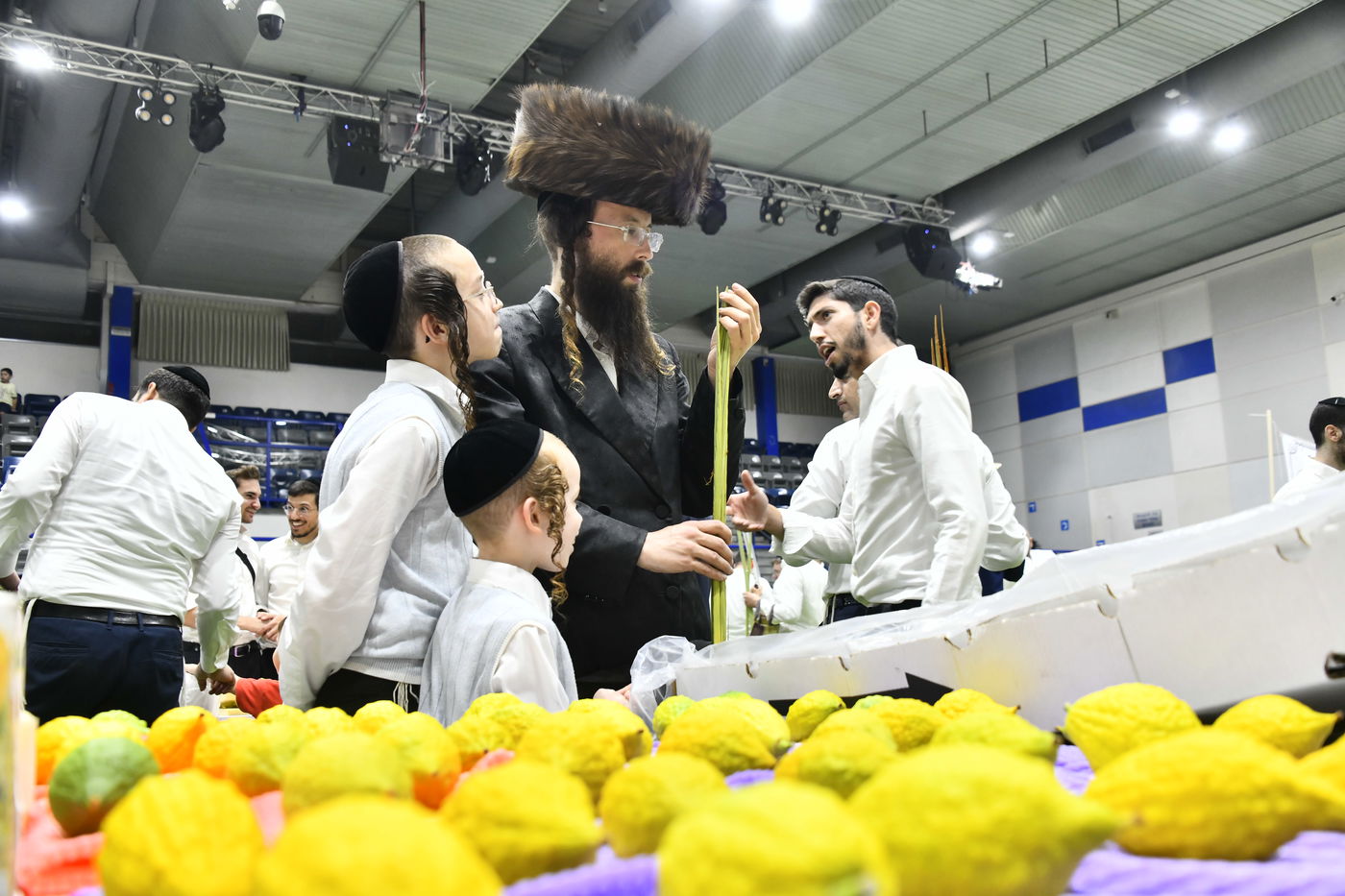 מראות ערב חג הסוכות בבני ברק