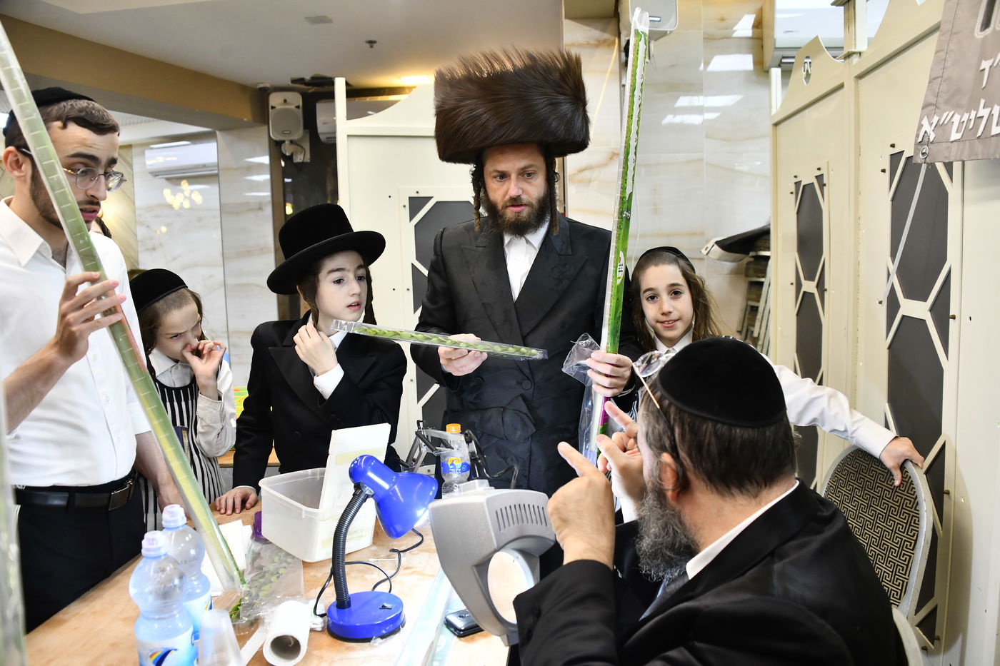 מראות ערב חג הסוכות בבני ברק