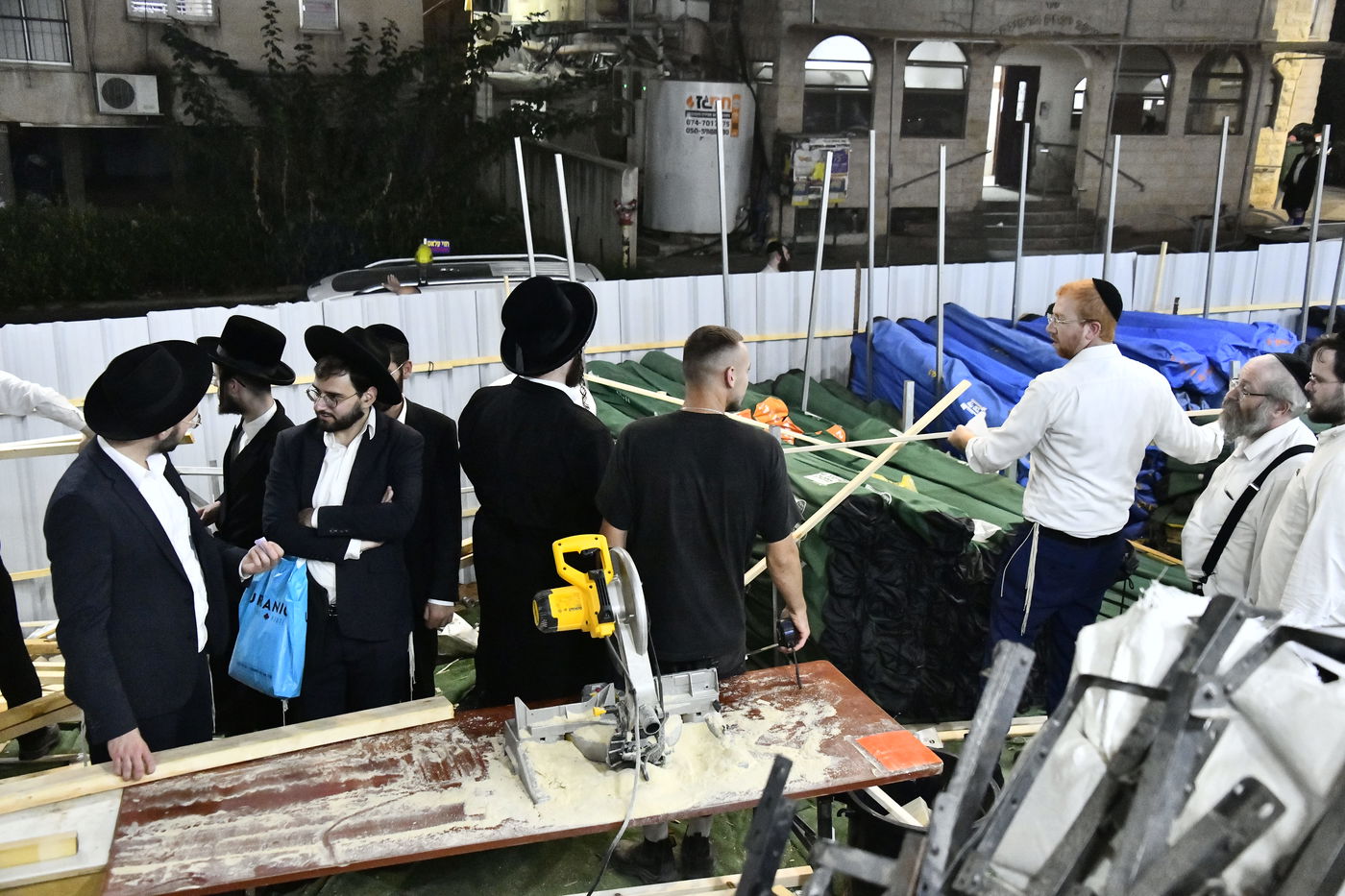 מראות ערב חג הסוכות בבני ברק