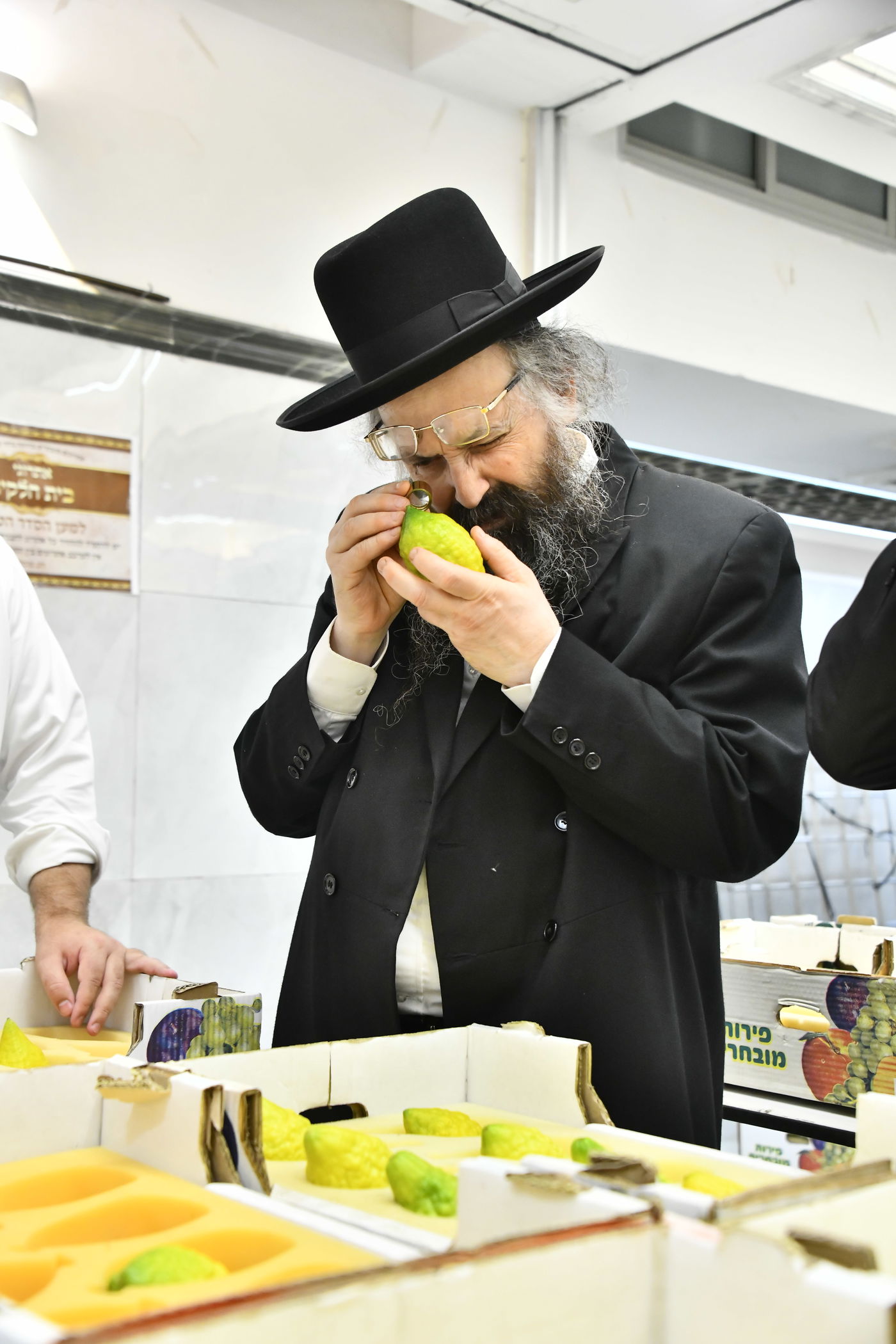 מראות ערב חג הסוכות בבני ברק