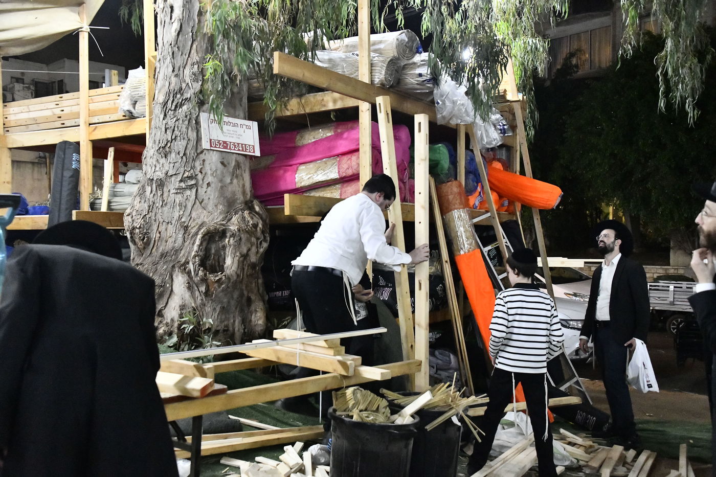 מראות ערב חג הסוכות בבני ברק