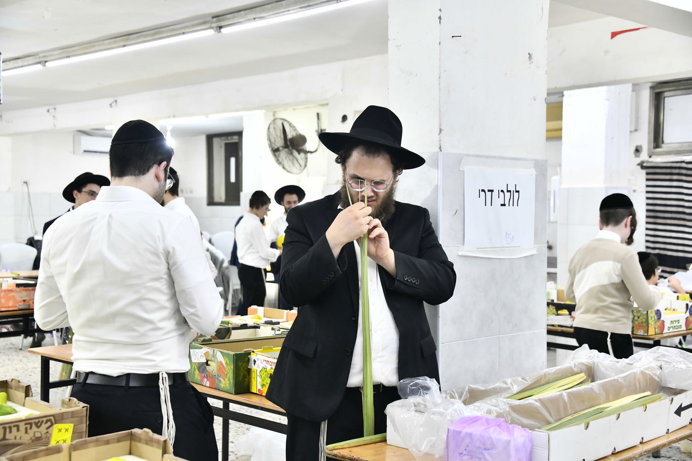 מראות ערב חג הסוכות בבני ברק