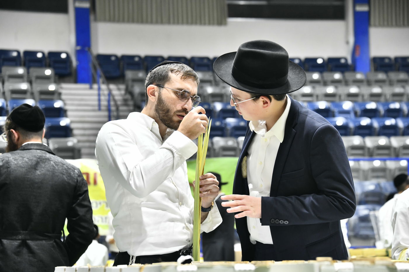 מראות ערב חג הסוכות בבני ברק