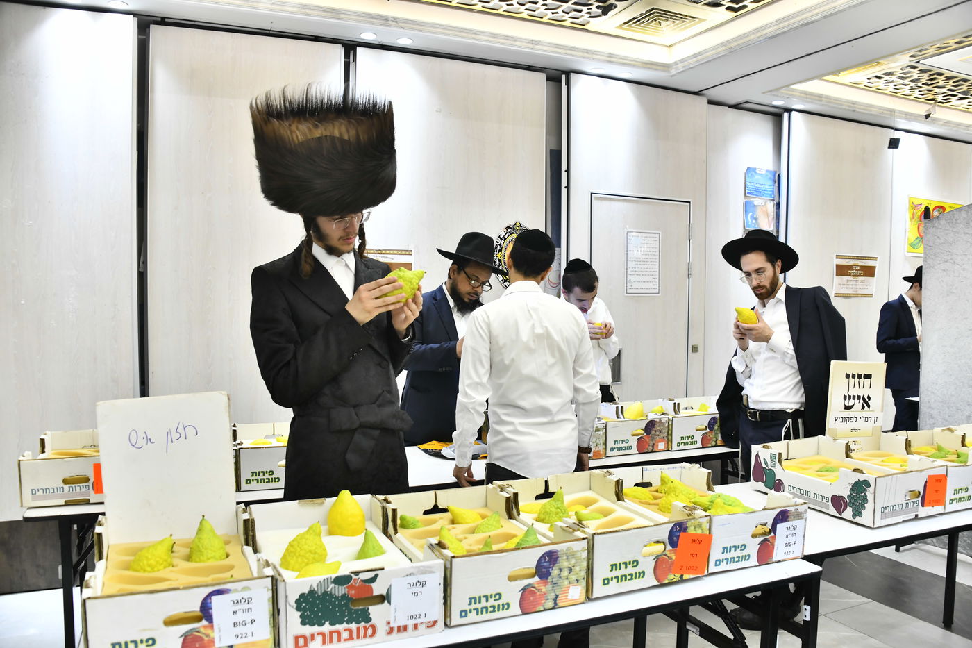 מראות ערב חג הסוכות בבני ברק