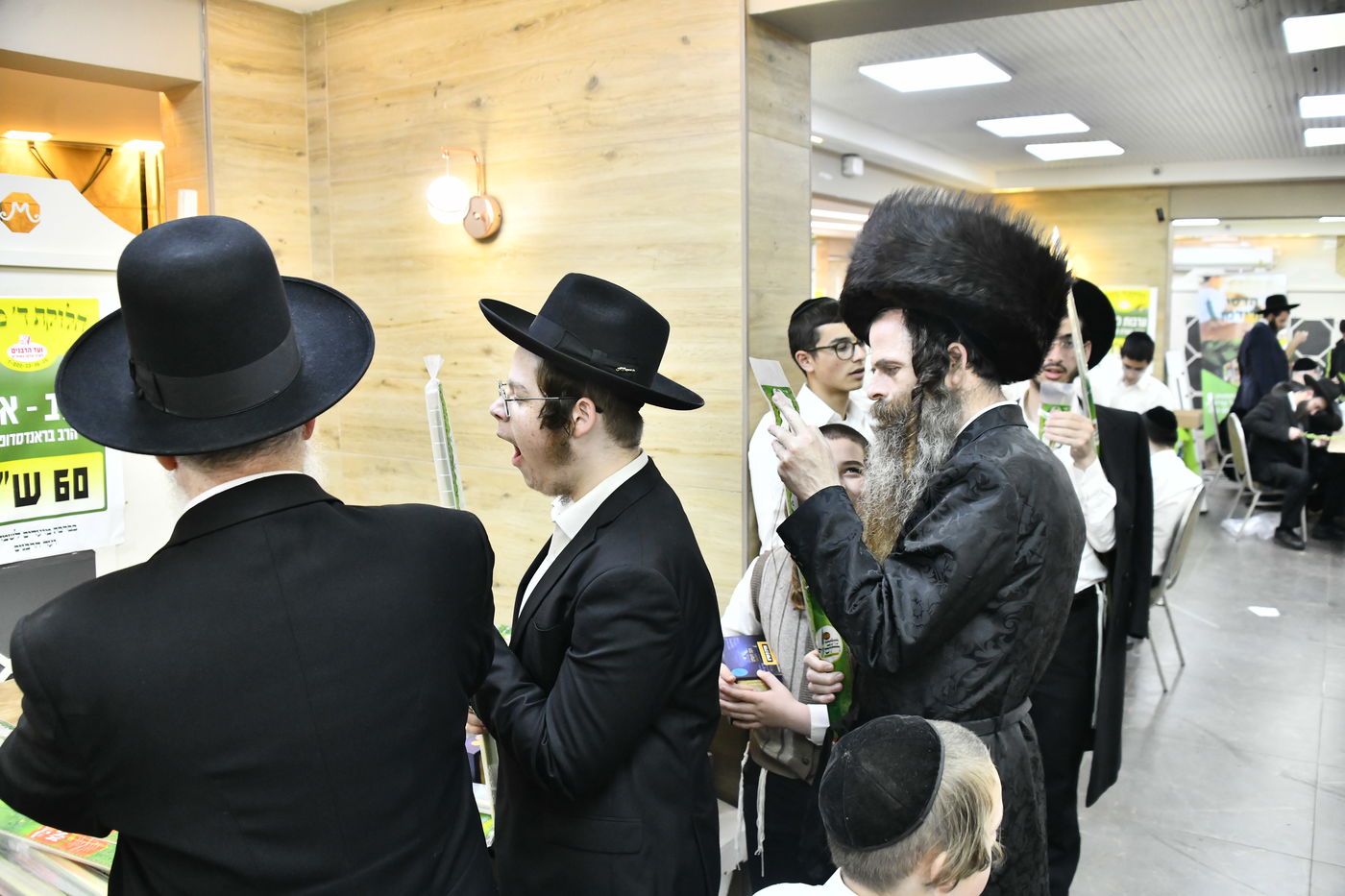 מראות ערב חג הסוכות בבני ברק