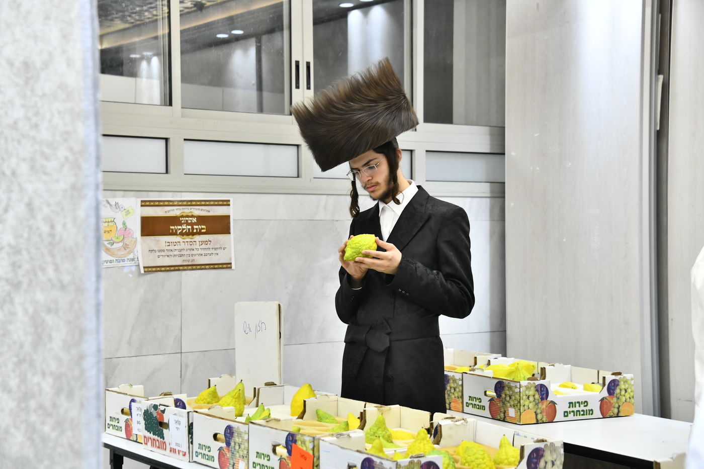 מראות ערב חג הסוכות בבני ברק