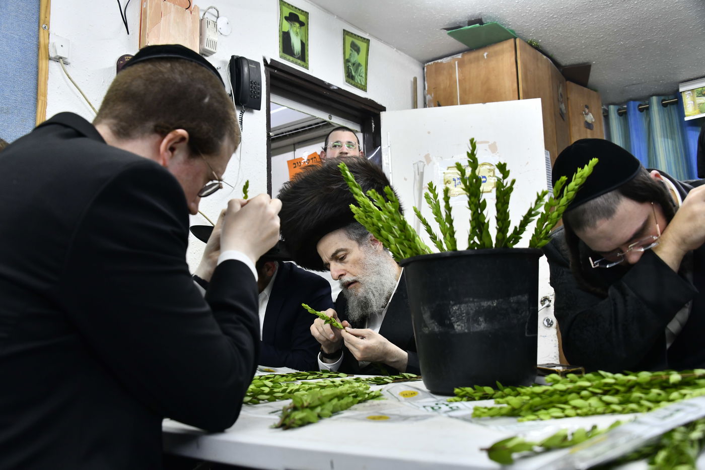 מראות ערב חג הסוכות בבני ברק