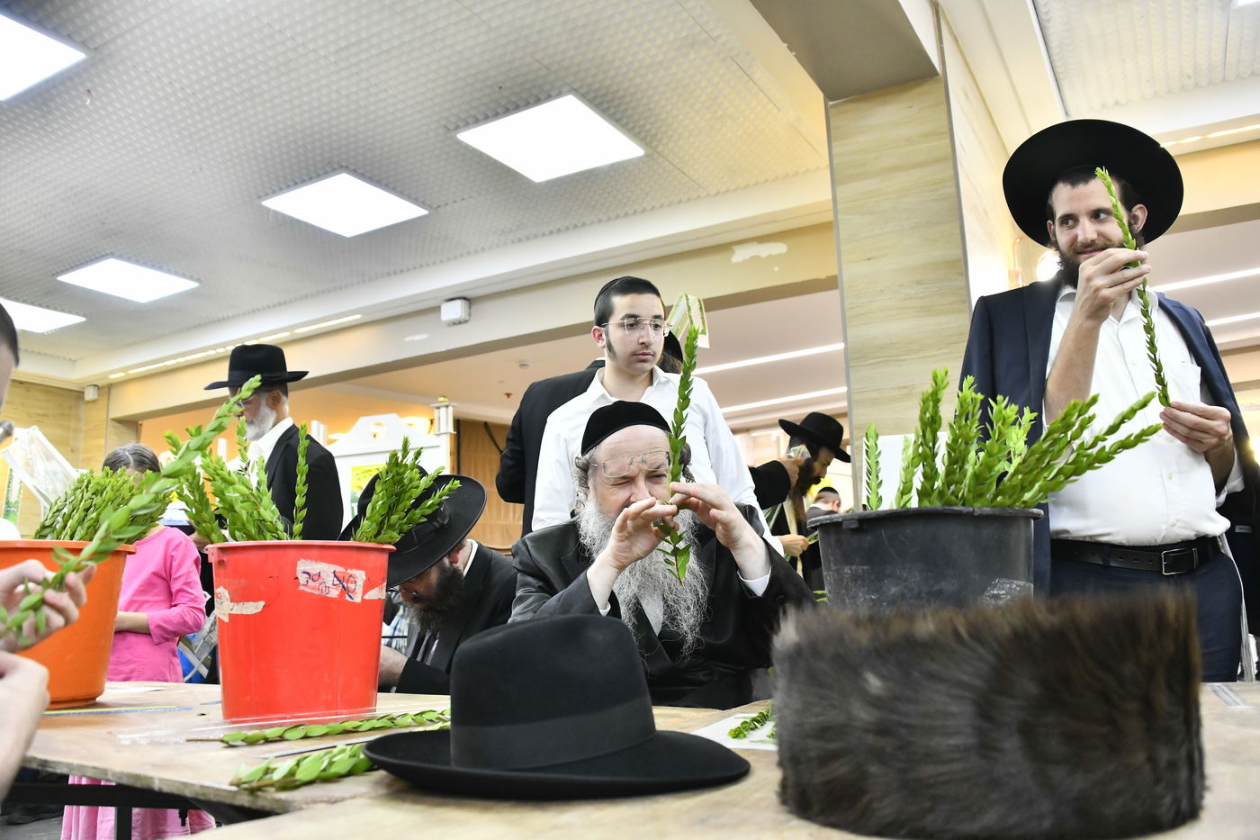 מראות ערב חג הסוכות בבני ברק