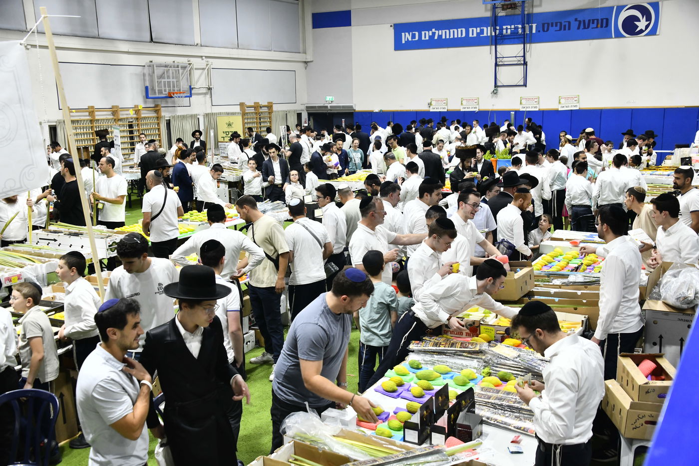 מראות ערב חג הסוכות בבני ברק