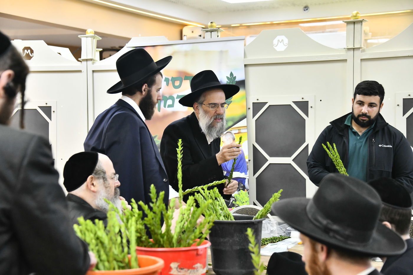 מראות ערב חג הסוכות בבני ברק