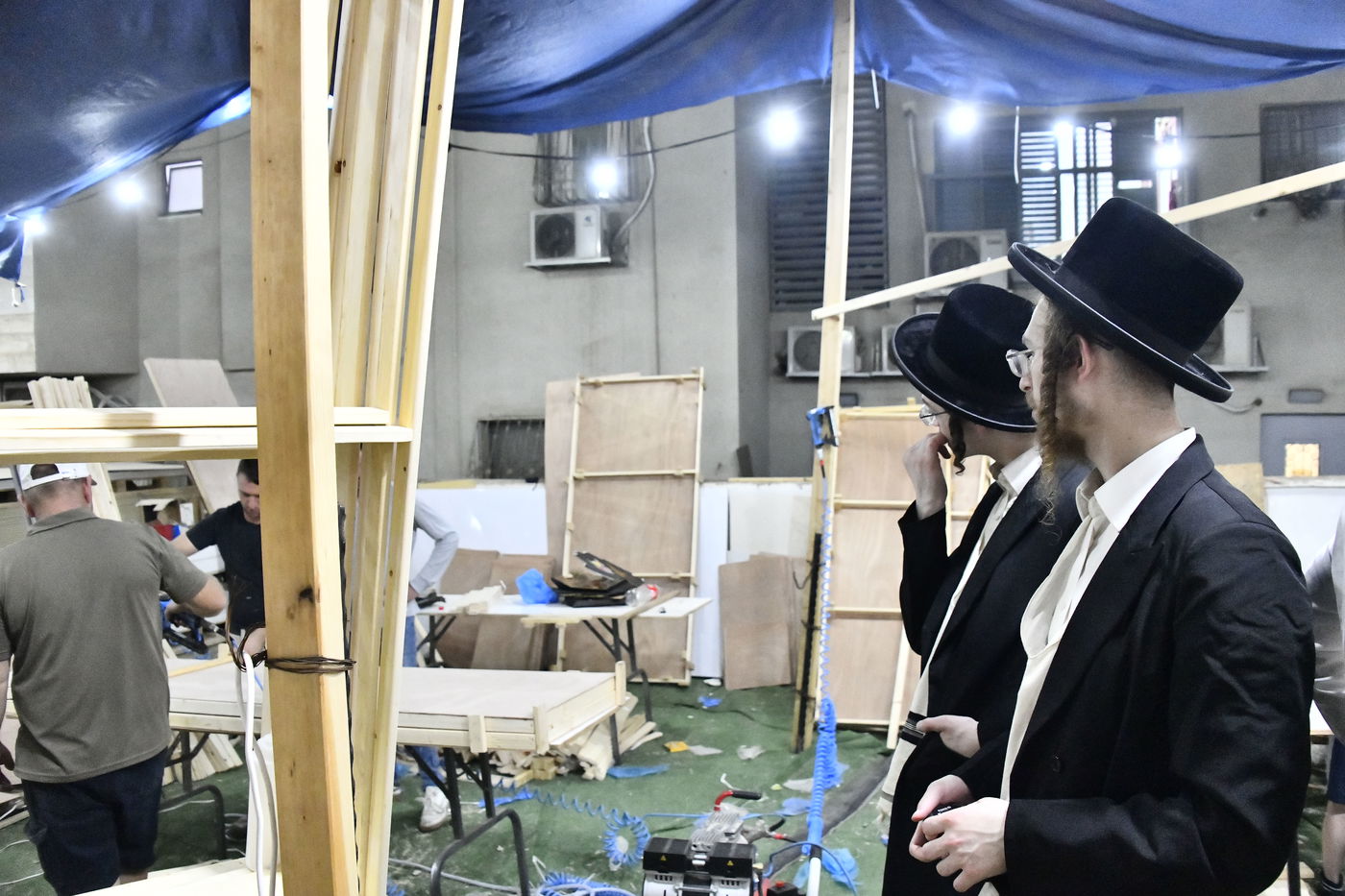 מראות ערב חג הסוכות בבני ברק