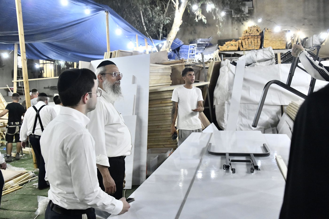 מראות ערב חג הסוכות בבני ברק