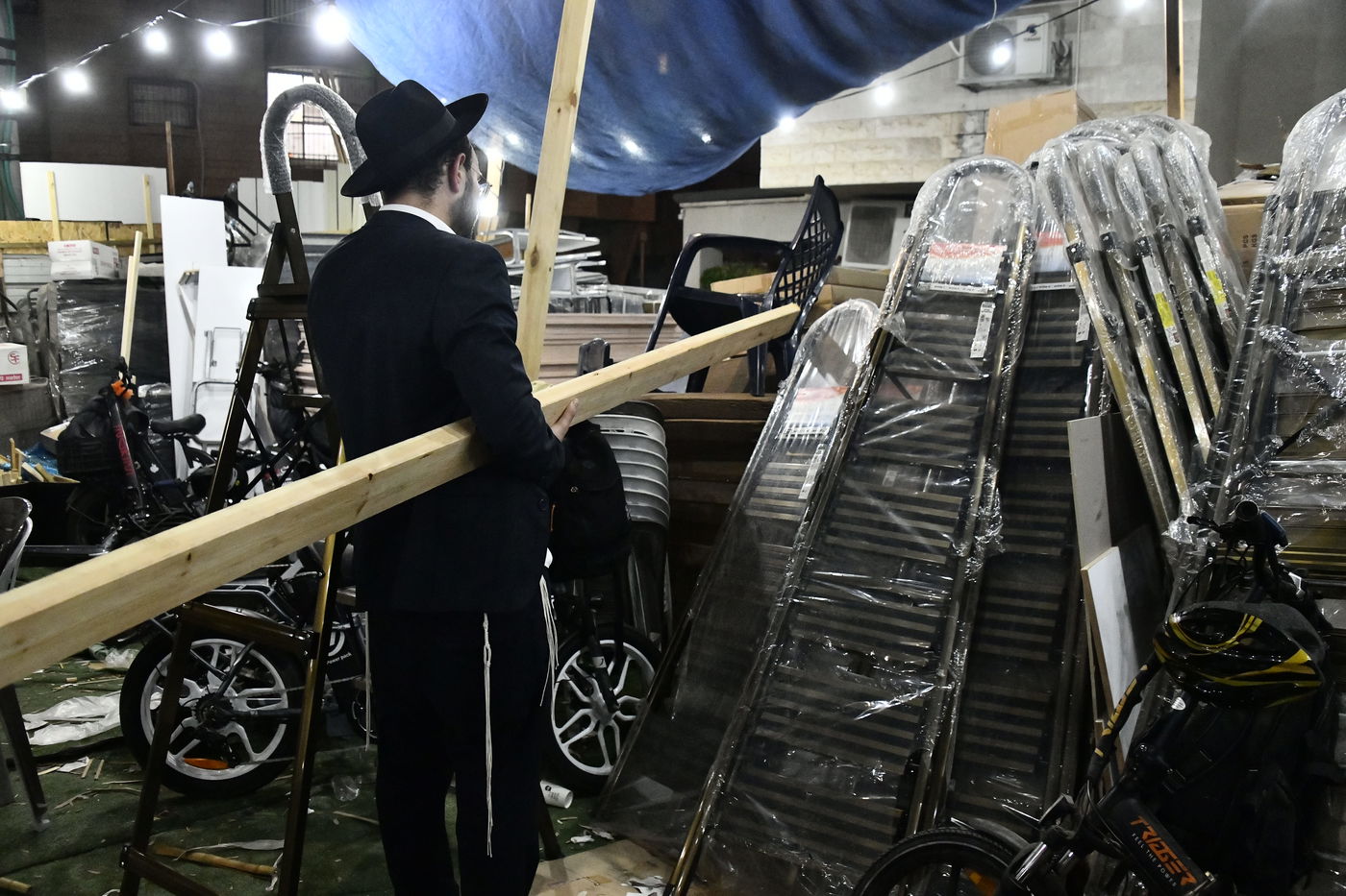 מראות ערב חג הסוכות בבני ברק