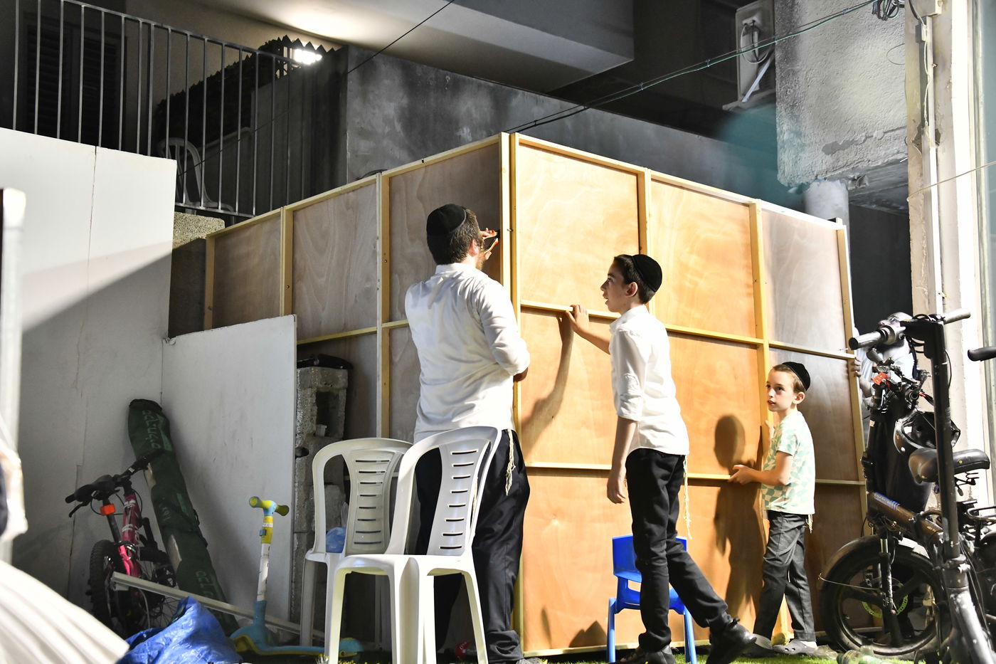 מראות ערב חג הסוכות בבני ברק