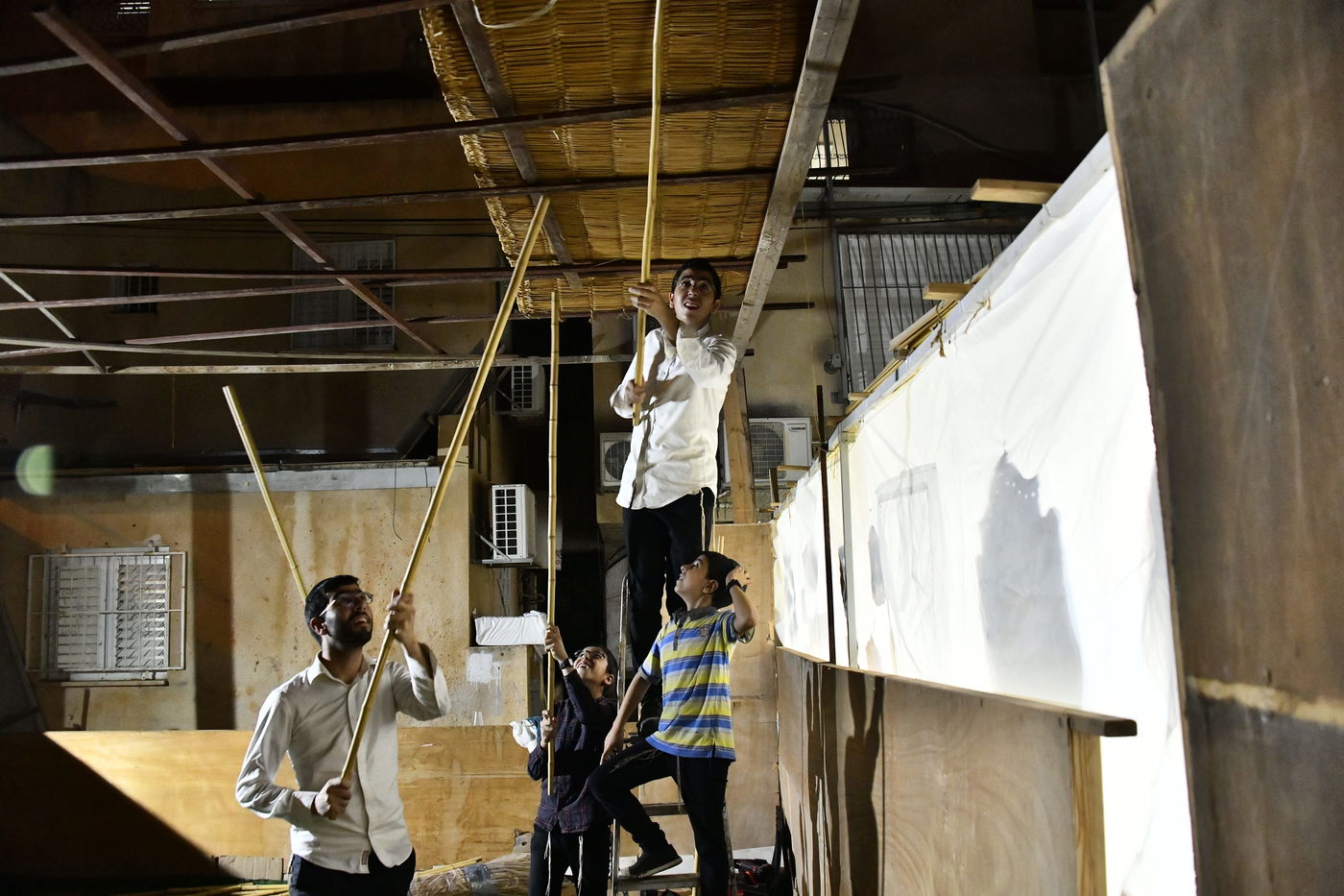 מראות ערב חג הסוכות בבני ברק