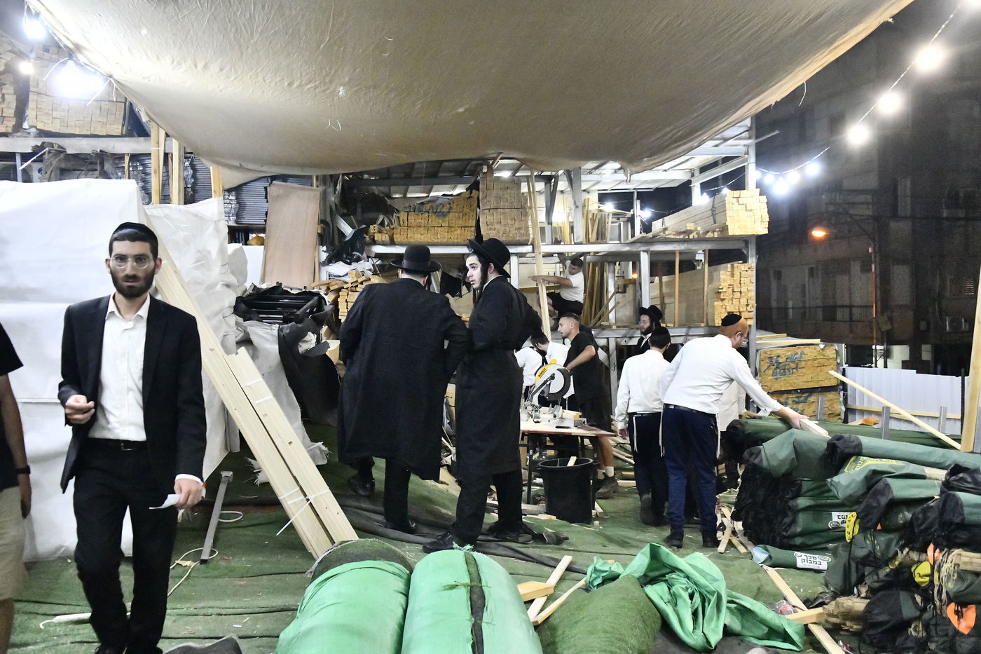 מראות ערב חג הסוכות בבני ברק