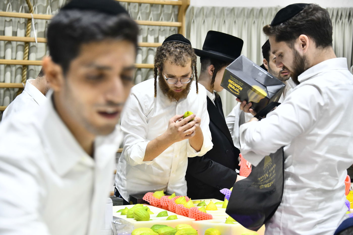 מראות ערב חג הסוכות בבני ברק