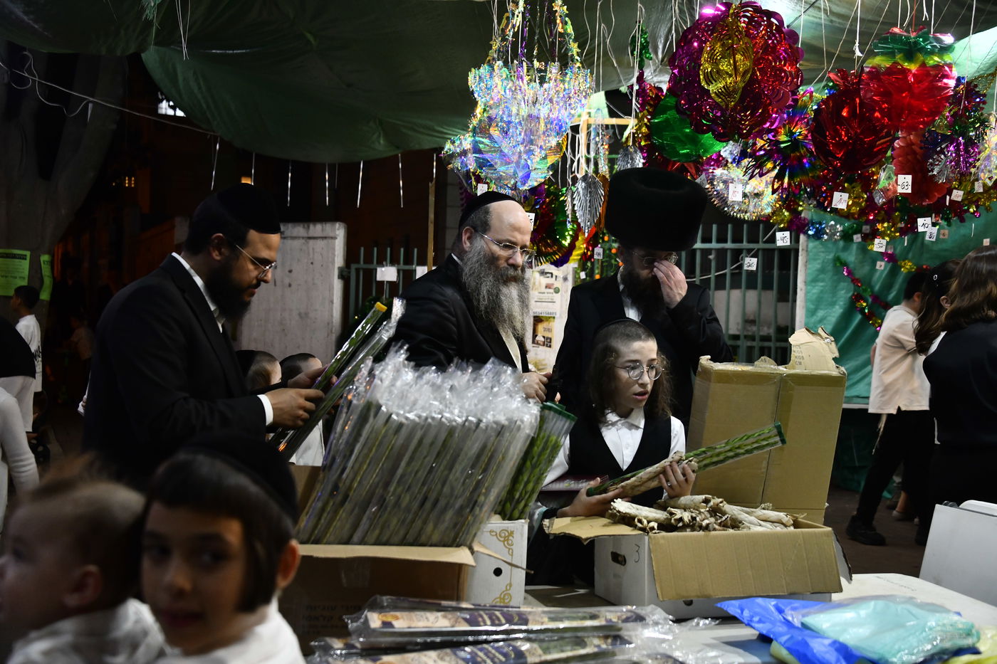 מראות ערב חג הסוכות בבני ברק