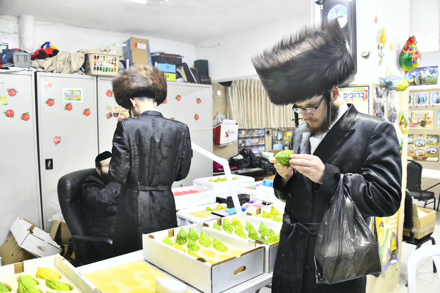 מראות ערב חג הסוכות בבני ברק