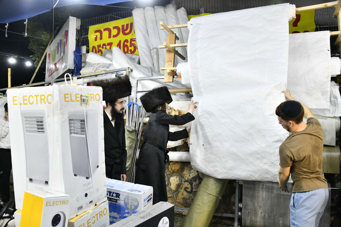 מראות ערב חג הסוכות בבני ברק