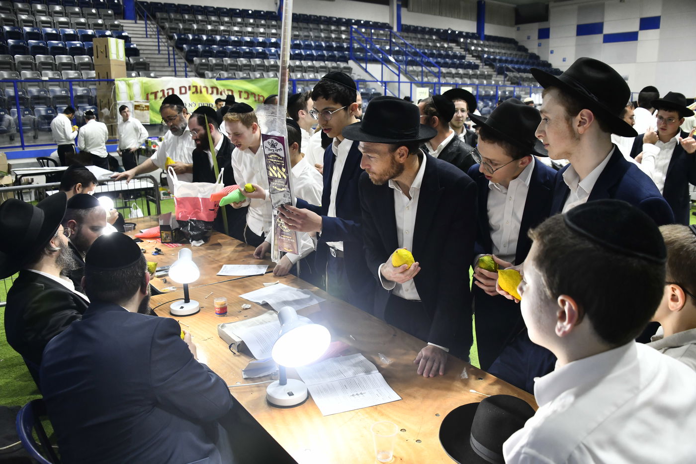 מראות ערב חג הסוכות בבני ברק