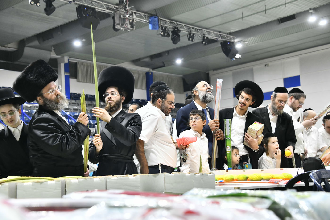 מראות ערב חג הסוכות בבני ברק