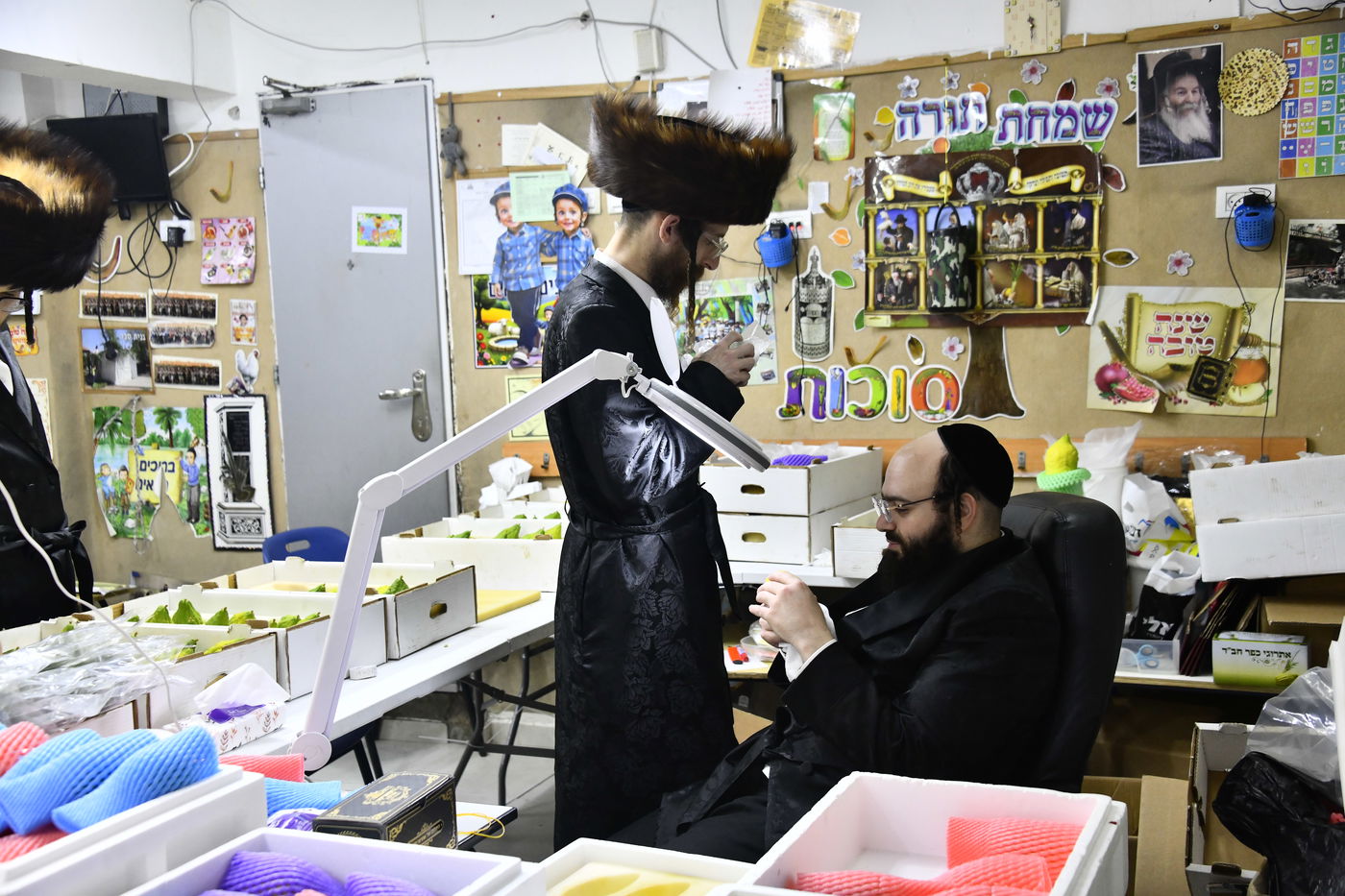 מראות ערב חג הסוכות בבני ברק