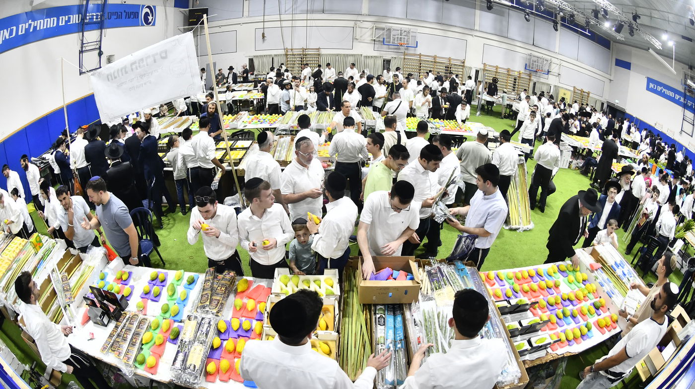 מראות ערב חג הסוכות בבני ברק