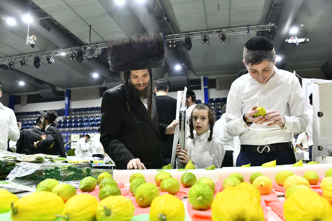 מראות ערב חג הסוכות בבני ברק