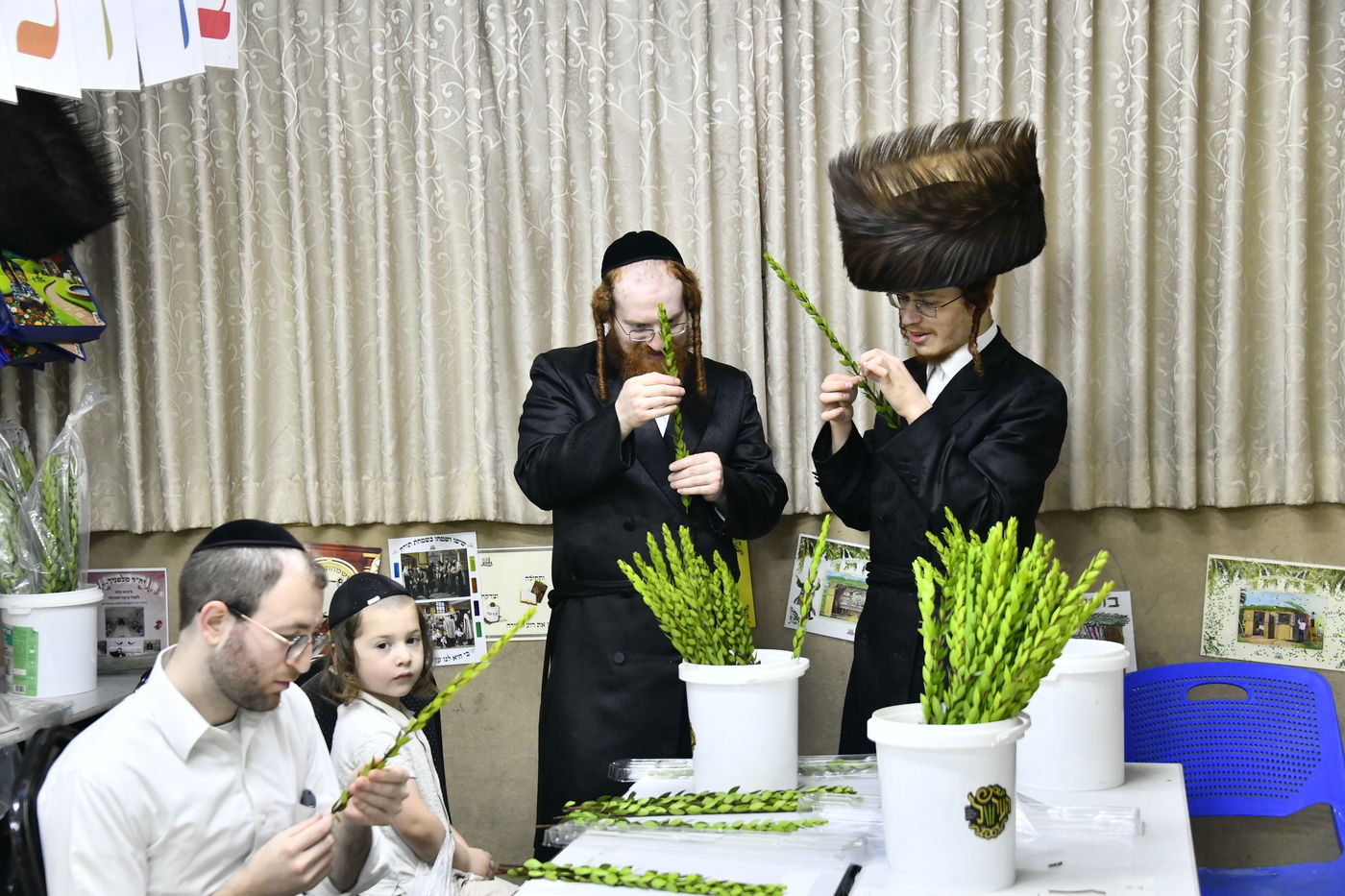 מראות ערב חג הסוכות בבני ברק