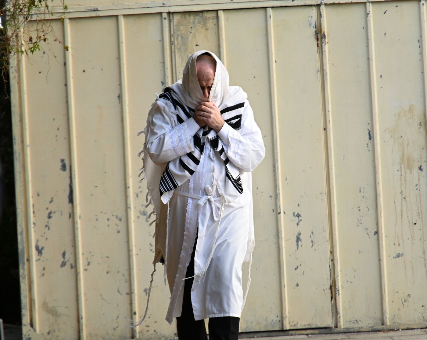 הגאון רבי אברהם סטוארט בדרך לבית הכנסת עריו"כ